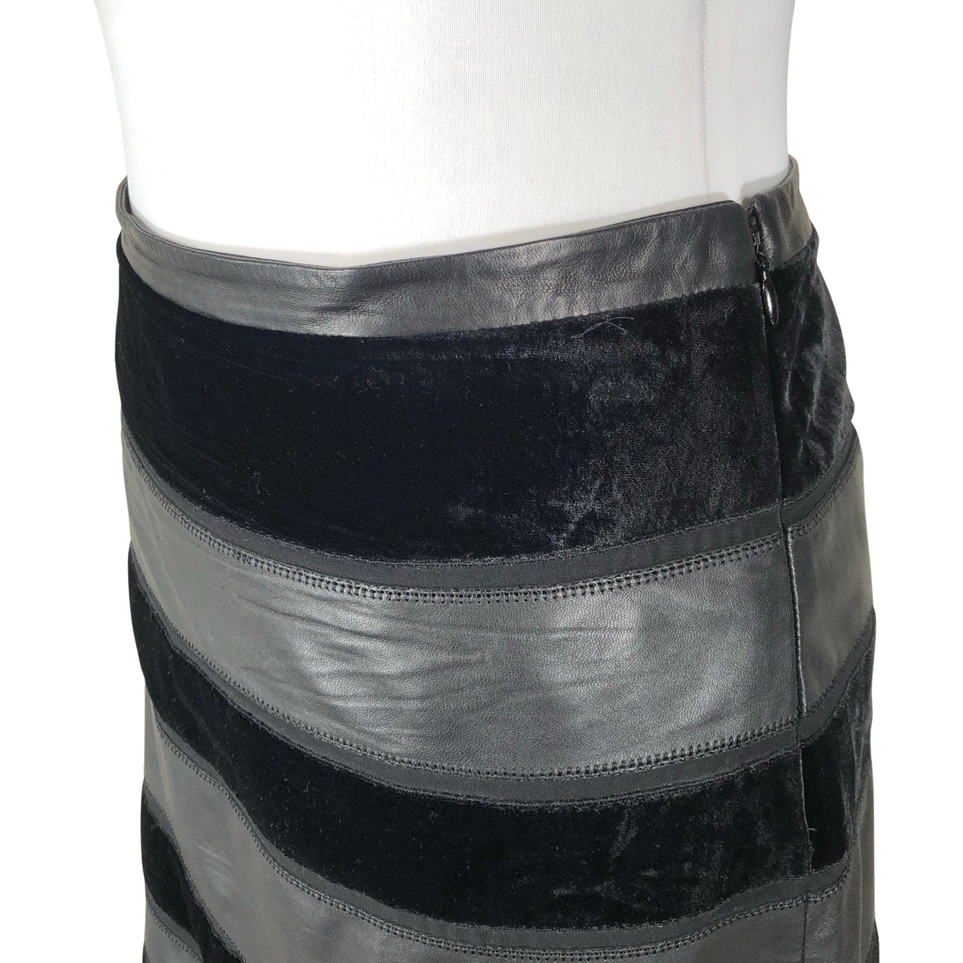 Unisex Salvatore Ferragamo - Leather skirt, size 38 - Black (3)