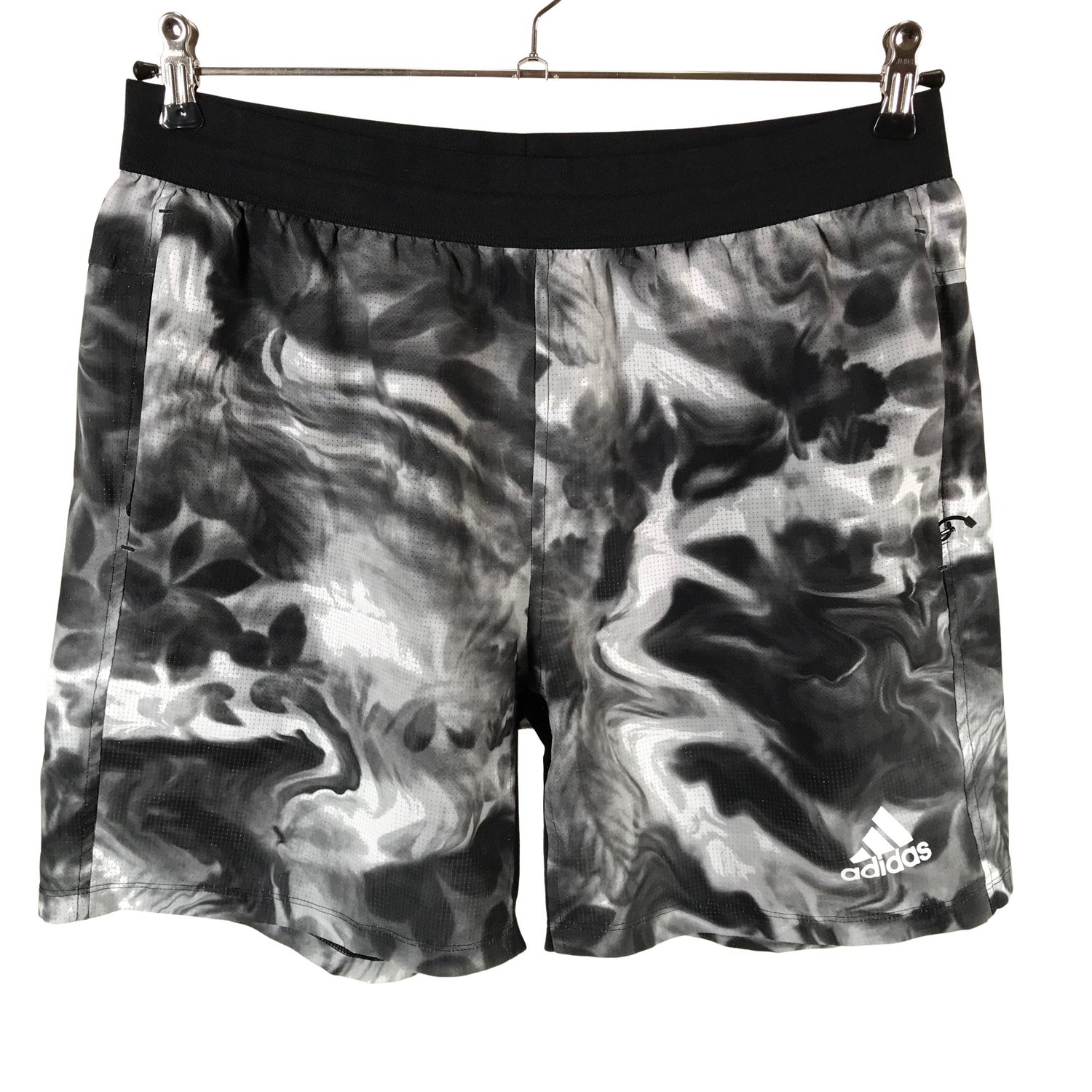  Urheilushortsit  Urheilushortsit, koko L  Adidas 