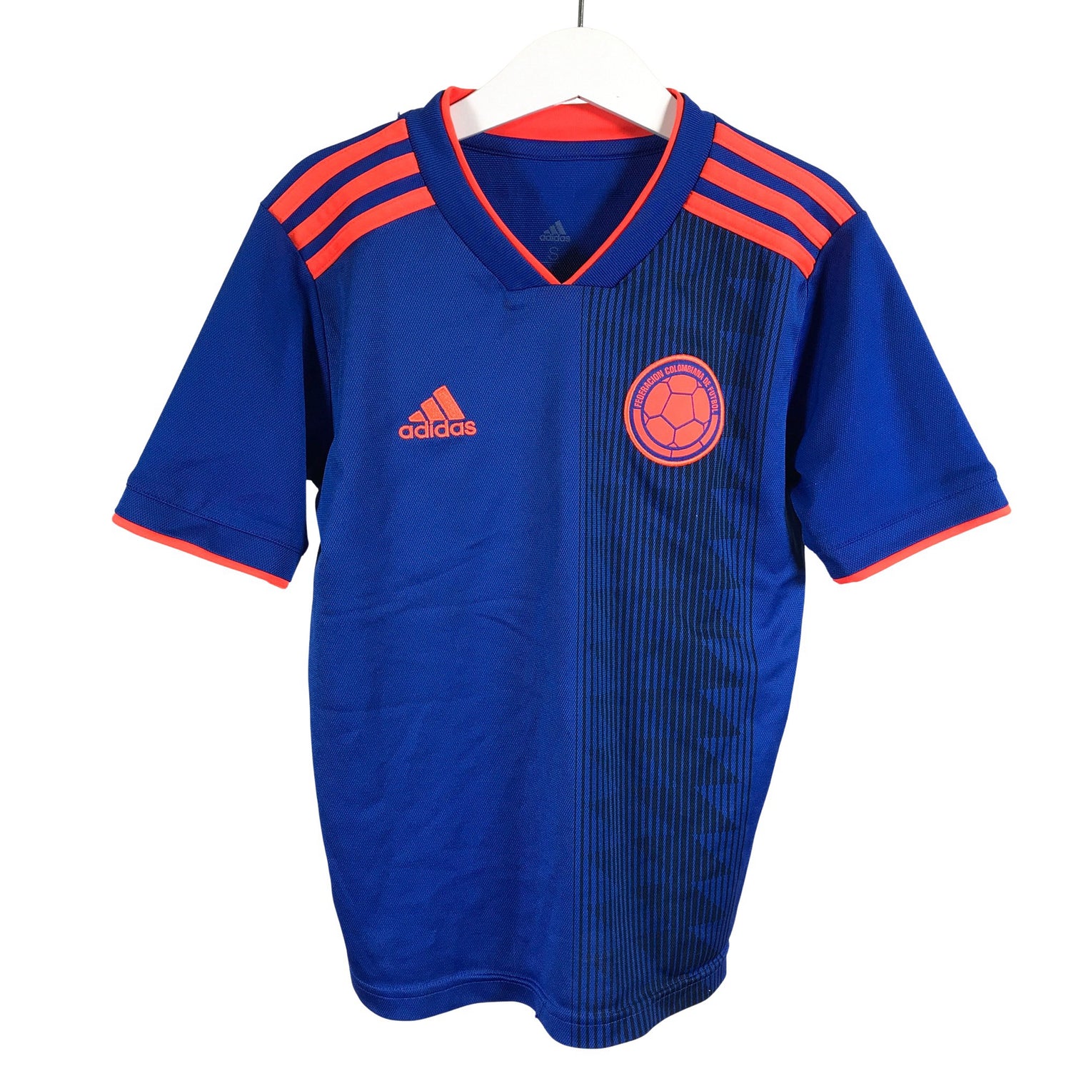  Urheilupaita  Urheilupaita, lyhyet hihat, koko 134 - 140  Adidas 